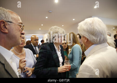 London, UK, 30. Juni 2016. Theresa Mai Gespräche mit Mitgliedern des Hampstead und Kilburn konservativen Verein Kredite: fantastische Kaninchen/Alamy Live News Stockfoto