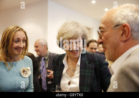 London, UK, 30. Juni 2016. Theresa Mai Gespräche mit Mitgliedern des Hampstead und Kilburn konservativen Verein Kredite: fantastische Kaninchen/Alamy Live News Stockfoto