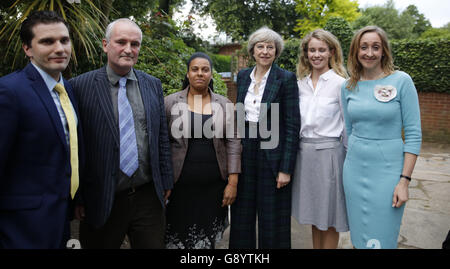 London, UK, 30. Juni 2016. Theresa kann steht für Foto mit Hampstead und Kilburn Ratsherren Credit: fantastische Kaninchen/Alamy Live News Stockfoto