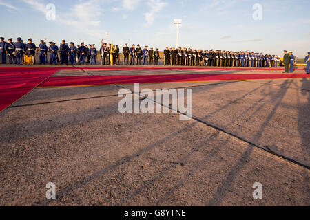 Asuncion, Paraguay. 30. Juni 2016. Paraguays Ehrenwache werden vor der Abreisezeremonie des Präsidenten der Republik China, Tsai Ing-wen, am Silvio Pettirossi International Airport, Luque, Paraguay, gesehen. Anm.: Andre M. Chang/Alamy Live News Stockfoto