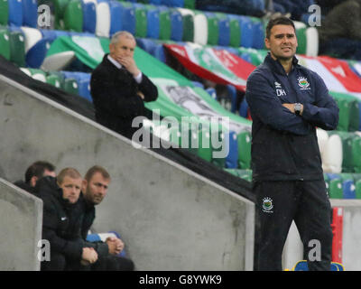 Belfast, Nordirland. 30. Juni 2016 - Europa-League-Qualifikation zunächst rund um Hinspiel - Linfield 0 Cork City FC 1. Linfield Chef David Healy (rechts) blickt auf mit Cork City Chef John Caulfield im Hintergrund. Bild - David Hunter - Alamy Live-Nachrichten. Stockfoto