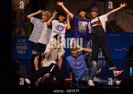 Seoul, Korea. 30. Juni 2016. Idol Gruppe ASTRO festhalten 30. Juni 2016 präsentieren ihr neues Album Summer Vibes in Seoul, Korea. (China und Korea Rechte heraus) © TopPhoto/Alamy Live-Nachrichten Stockfoto