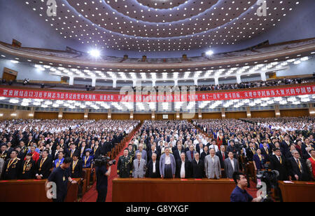 Peking, China. 1. Juli 2016. Eine große Versammlung 95. Jahrestag der Gründung der kommunistischen Partei von China (CPC) ist in der großen Halle des Volkes in Peking, Hauptstadt von China, 1. Juli 2016 statt. © Liu Weibing/Xinhua/Alamy Live-Nachrichten Stockfoto