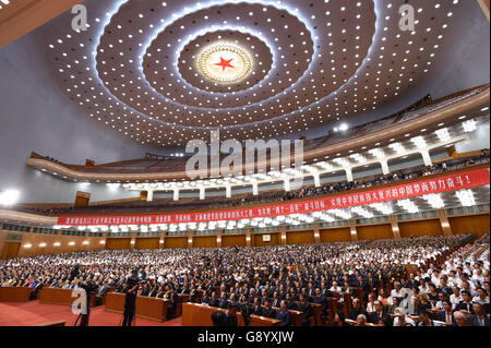 Peking, China. 1. Juli 2016. Eine große Versammlung 95. Jahrestag der Gründung der kommunistischen Partei von China (CPC) ist in der großen Halle des Volkes in Peking, Hauptstadt von China, 1. Juli 2016 statt. © Rao Aimin/Xinhua/Alamy Live-Nachrichten Stockfoto