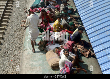 Dhaka, Bangladesch. 1. Juli 2016. Auf dem Dach eines Zuges verlassen für ihren Heimatorten für das kommende Festival Eid al-Fitr in Dhaka, Bangladesch, 1. Juli 2016 reisen Passagiere. © Shariful Islam/Xinhua/Alamy Live-Nachrichten Stockfoto