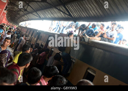 Dhaka, Bangladesch. 1. Juli 2016. Passagiere versuchen, auf einen Zug für ihre Heimatorte für das kommende Festival Eid al-Fitr in Dhaka, Bangladesch, 1. Juli 2016 klettern. © Shariful Islam/Xinhua/Alamy Live-Nachrichten Stockfoto