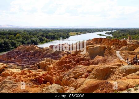 1. Juli 2016 - bunte Strand, bunte Strand, CHN - bunte Strand, China - 1. Juli 2016: (nur zur redaktionellen Nutzung. CHINA aus) Einheimischen nennen die bunte Stadt in Xinjiang ¡° die brennenden Hill¡± durch bunte Strand wandern, Sie fühlen sich als wären Sie in einer fantastischen Traumland mit einem Kaleidoskop von lodernden Farben treffen Sie von allen Seiten zu Fuß unterwegs waren. Gesteinsschichten es bestehen hauptsächlich aus rot, rot-braun, hellgelb oder hellgrün Sandsteine, Mudstones und Glutenite. Die Felsen sind mehrfarbige und einzigartig für die Yadan Landschaft. Sie steigen aus dem Felsen in einer Reihe von faszinierenden Stockfoto