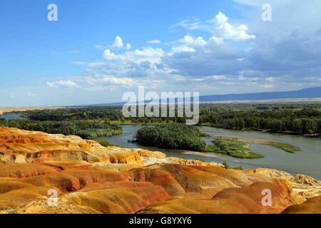 1. Juli 2016 - bunte Strand, bunte Strand, CHN - bunte Strand, China - 1. Juli 2016: (nur zur redaktionellen Nutzung. CHINA aus) Einheimischen nennen die bunte Stadt in Xinjiang ¡° die brennenden Hill¡± durch bunte Strand wandern, Sie fühlen sich als wären Sie in einer fantastischen Traumland mit einem Kaleidoskop von lodernden Farben treffen Sie von allen Seiten zu Fuß unterwegs waren. Gesteinsschichten es bestehen hauptsächlich aus rot, rot-braun, hellgelb oder hellgrün Sandsteine, Mudstones und Glutenite. Die Felsen sind mehrfarbige und einzigartig für die Yadan Landschaft. Sie steigen aus dem Felsen in einer Reihe von faszinierenden Stockfoto