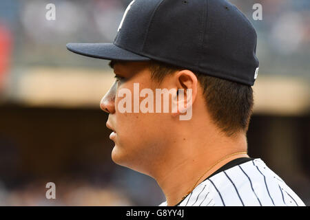 Bronx, New York, USA. 29. Juni 2016. Masahiro Tanaka (Yankees), 29. Juni 2016 - MLB: Masahiro Tanaka von der New York Yankees geht auf der Trainerbank vor dem Hauptliga-Baseball-Spiel gegen die Texas Rangers im Yankee Stadium in der Bronx, New York, Vereinigte Staaten von Amerika. © Hiroaki Yamaguchi/AFLO/Alamy Live-Nachrichten Stockfoto