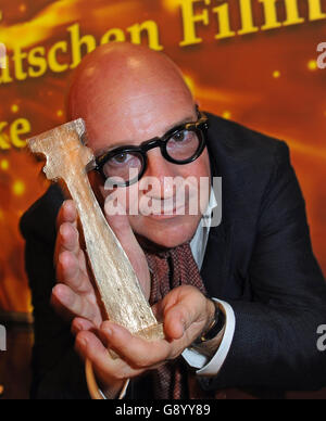 Italienischer Regisseur Gianfranco Rosi hält seinen Preis nach der Verleihung des Friedenspreises des deutschen Films "Die Brücke" (Brücke) im Rahmen des München International Film Festival in München, 30. Juni 2016. Foto: URSULA Düren/dpa Stockfoto