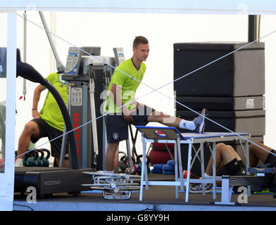 Evian, Frankreich. 1. Juli 2016. Deutschlands Joshua Kimmich erstreckt sich während einer Trainingseinheit der deutschen Fußball-Nationalmannschaft auf dem Trainingsplatz neben Team Hotel in Evian, Frankreich, 1. Juli 2016. Deutschland wird Italien bei der UEFA Euro 2016 Viertelfinale in Bordeaux am 02. Juli spielen. Foto: Arne Dedert/Dpa/Alamy Live-Nachrichten Stockfoto