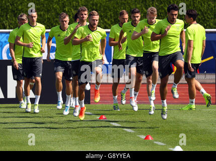 Evian, Frankreich. 1. Juli 2016. Spieler von Deutschland sind während einer Trainingseinheit der deutschen Fußball-Nationalmannschaft auf dem Trainingsplatz neben Team Hotel in Evian, Frankreich, 1. Juli 2016 gesehen. Deutschland wird Italien bei der UEFA Euro 2016 Viertelfinale in Bordeaux am 02. Juli spielen. Foto: Christian Charisius/Dpa/Alamy Live News Stockfoto