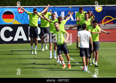 Evian, Frankreich. 1. Juli 2016. Spieler von Deutschland sind während einer Trainingseinheit der deutschen Fußball-Nationalmannschaft auf dem Trainingsplatz neben Team Hotel in Evian, Frankreich, 1. Juli 2016 gesehen. Deutschland wird Italien bei der UEFA Euro 2016 Viertelfinale in Bordeaux am 02. Juli spielen. Foto: Christian Charisius/Dpa/Alamy Live News Stockfoto