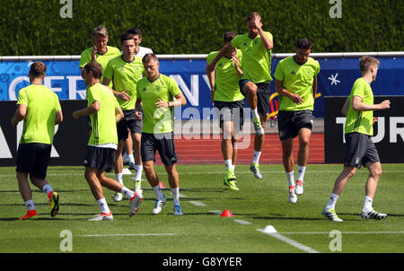 Evian, Frankreich. 1. Juli 2016. Spieler von Deutschland sind während einer Trainingseinheit der deutschen Fußball-Nationalmannschaft auf dem Trainingsplatz neben Team Hotel in Evian, Frankreich, 1. Juli 2016 gesehen. Deutschland wird Italien bei der UEFA Euro 2016 Viertelfinale in Bordeaux am 02. Juli spielen. Foto: Christian Charisius/Dpa/Alamy Live News Stockfoto