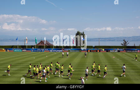 Evian, Frankreich. 1. Juli 2016. Spieler von Deutschland Aufwärmen während einer Trainingseinheit der deutschen Fußball-Nationalmannschaft auf dem Trainingsplatz neben Team Hotel in Evian, Frankreich, 1. Juli 2016. Deutschland wird Italien bei der UEFA Euro 2016 Viertelfinale in Bordeaux am 02. Juli spielen. Foto: Christian Charisius/Dpa/Alamy Live News Stockfoto