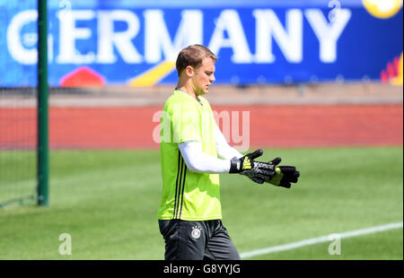 Evian, Frankreich. 1. Juli 2016. Deutschlands Torwart Manuel Neuer wird während einer Trainingseinheit der deutschen Fußball-Nationalmannschaft auf dem Trainingsplatz neben Team Hotel in Evian, Frankreich, 1. Juli 2016 gesehen. Deutschland wird Italien bei der UEFA Euro 2016 Viertelfinale in Bordeaux am 02. Juli spielen. Foto: Arne Dedert/Dpa/Alamy Live-Nachrichten Stockfoto