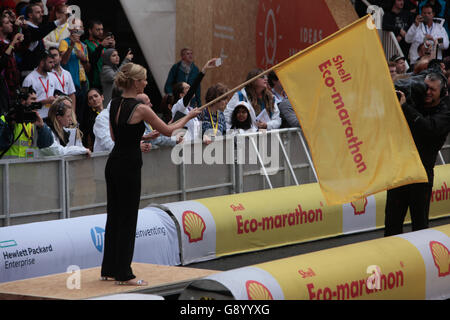 London, UK. 1. Juli 2016. Queen Elizabeth Olympic Park begrüßt Moderatorin und Mathematiker bekannt als Co-Moderatorin auf Countdown. Rachel Riley, die der Shell Eco-Marathon Europe-Flagge aus eingeweiht. Danach setzte sich Rachel mit den Schulkindern, die Preise für die meisten Energie Sparer guten Ideen @Paul Quezada Neiman/Alamy Live News gewonnen Stockfoto