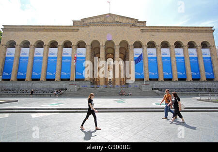 Tiflis (Tbilissi), Georgien. 1. Juli 2016. Die europäischen und georgischen Flagge flattern vor OSZE-Boards an das alte Parlamentsgebäude in Tiflis, Georgien, 1. Juli 2016. Mehr als 700 Delegatets von 57 Ländern wird die 25. Parlamentarische Versammlung der OSZE in Georgiens Hauptstadt besuchen. Der deutsche Außenminister Frank-Walter Steinmeier ist zu einem Arbeitsbesuch in Georgien. Foto: Jan Woitas/Dpa/Alamy Live News Stockfoto
