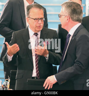 Berlin, Deutschland. 1. Juli 2016. Der Leiter der Föderalen Agentur für Migration und Flüchtlinge, Frank-Jürgen Weise (L), spricht, Bundesinnenminister Thomas de Maizière (CDU), während beide in Gesprächen mit Vertretern der Verbände verpflichtet, die Aufnahme von Flüchtlingen in der Kanzlei beteiligen und spricht mit dem Präsidenten des deutschen Bundes des Handwerks, Hans Peter Wollseifer (L), in Berlin, Deutschland, 1. Juli 2016. Foto: Wolfgang Kumm/Dpa/Alamy Live News Stockfoto