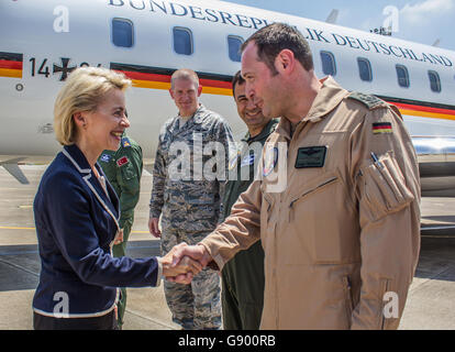 Incirlik, Türkei. 1. Juli 2016. HANDOUT - Bundeswirtschaftsminister Verteidigung Ursula von der Leyen (CDU) vom deutschen Kontingent Führer Zähler DAESH, Oberst Holger Radmann, auf dem Luftwaffenstützpunkt Incirlik, Türkei, 1. Juli 2016 willkommen zu sein. Foto: Jürgen SICKMANN/Dpa/Alamy Live News Stockfoto