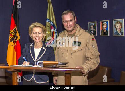 Incirlik, Türkei. 1. Juli 2016. HANDOUT - Bundesminister der Verteidigung Ursula von der Leyen (CDU) stehen neben deutschen Kontingents Führer Zähler DAESH, Oberst Holger Radmann, nach dem Schreiben im Gästebuch von dem Luftwaffenstützpunkt Incirlik, Türkei, 1. Juli 2016. Foto: Jürgen SICKMANN/Dpa/Alamy Live News Stockfoto