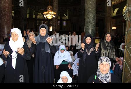 Jerusalem, Jerusalem, Palästina. 1. Juli 2016. Palästinensische Frauen beten in der Kuppel des Rock-Moschee in Jerusalem die Al-Aqsa Moschee während der letzten Freitag Gebete der heiligen muslimischen Fastenmonats Ramadan auf 1. Juli 2016 zusammengesetzte Credit: Mahfouz Abu Türke/APA Bilder/ZUMA Draht/Alamy Live News Stockfoto