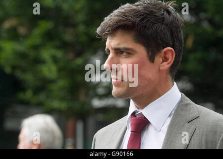 Wimbledon London, UK. 1. Juli 2016. England Cricket Captain Alastair Cook kommt bei der AELTC am Tag 5 des 2016 Wimbledon Championships Credit: Amer Ghazzal/Alamy Live-Nachrichten Stockfoto