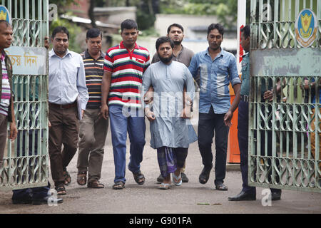 Dhaka, Bangladesch. 1. Juli 2016. Mitglieder der Polizei Detective Niederlassung von Bangladesch escort Khaled Saifullah, Center, eine durchdachte Versuch, ein Hindu College-Lehrer in Dhaka, Bangladesch, 1. Juli 2016 zu ermorden. Drei Jugendliche hatten Ripon Chakrabarty, Mathematiklehrer am Regierung Nazimuddin College in Madaripur, in seinem Haus mit scharfen Waffen auf Jun 15 Nachmittage in einem Versuch, ihn zu töten, spätestens in einer Reihe von gezielten Tötungen durch militante Islamisten gehackt. Bildnachweis: ZUMA Press, Inc./Alamy Live-Nachrichten Stockfoto