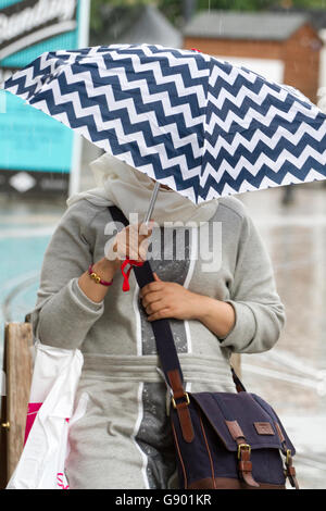 Manchester, UK. 1. Juli 2016. UK-Wetter: Schwere Starkregen Regen genießen Shopper in Manchester City Centre.  Die unruhige Wetter über den Nordwesten Englands überrascht Shopper mit schweren Ausbrüche von Regen heute Nachmittag.  Einige waren bereit, aber andere alternative Techniken verwenden, um Unterschlupf.  Bildnachweis: Cernan Elias/Alamy Live-Nachrichten Stockfoto