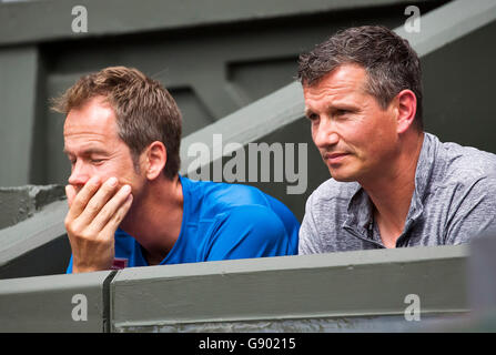 London, England, 1. Juli 2016, Tennis, Wimbledon, Trainer von Stanislas Wawrinka (SUI) links Magnus Norman und rechts ehemalige Wimbledon-Champion Richard Krajicek Credit: Henk Koster/Alamy Live News Stockfoto