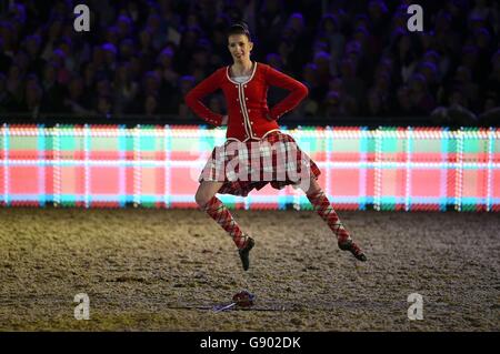 Am zweiten Tag der Royal Windsor Horse Show, die auf dem Gelände des Windsor Castle in Berkshire stattfindet, tritt eine schottische Highland Dancer während der ersten Nacht der 90. Geburtstagsparty der Queen auf. Stockfoto