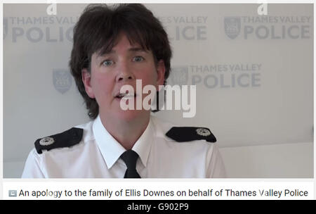 Bilderfassung von You Tube mit Nikki Ross, Assistant Chief Constable bei der Thames Valley Police, der sich bei der Familie von Ellis Downes für die Suche nach dem Teenager entschuldigte, der nach dem Schwimmen verschollen war und dessen Körper von freiwilligen Tauchern geborgen wurde. Stockfoto