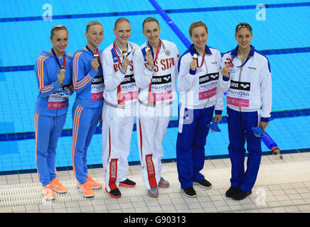 Die russische Goldmedaillengewinnerin Natalia Ishtschenko (Mitte links) und Svetlana Romashina (Mitte rechts). Die ukrainische Lolita Ananasova (ganz links) und Anna Voloshyna (zweite links) haben die Silbermedaillengewinnerin erreicht. Die italienische Bronzemedaillengewinnerin Linda Cerruti (zweite rechts) und Costanza Ferro (ganz rechts) beim Synchronschwimmen-Duett-Finale am fünften Tag der Europameisterschaft im Londoner Aquatics Centre in Stratford. Stockfoto