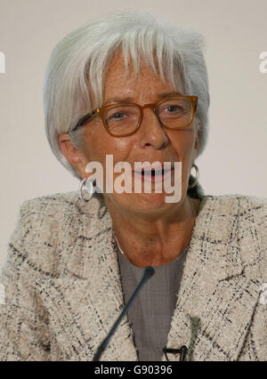 Christine Lagarde, Geschäftsführerin des Internationalen Währungsfonds (IWF), bei einer Pressekonferenz im Finanzministerium in London. Stockfoto