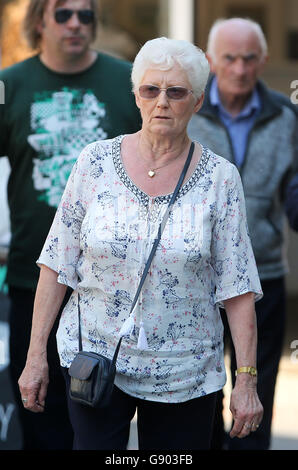 Maureen Lock, Witwe von Donald Lock, kommt am Lewes Crown Court in East Sussex für den Prozess gegen Matthew Daley, der des Mordes an ihrem Mann beschuldigt wird, da die Jury hat sich zurückgezogen, um ihr Urteil zu prüfen. Stockfoto