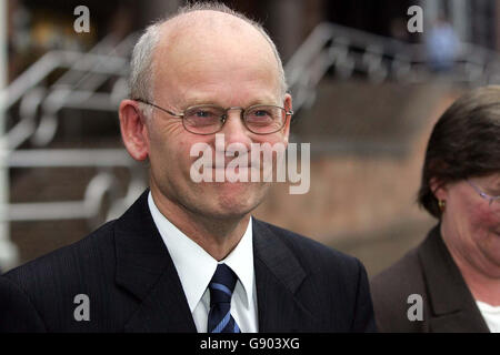 Frank Morton, 66, von Lake Avenue, South Shields, Tyne und Wear, verlässt Newcastle Crown Court, nachdem er eine neunmonatige Haftstrafe, für zwei Jahre, Dienstag, den 11 2005. Oktober, ausgesetzt wurde. Das Gericht hörte, wie er zweimal einen 14-Jährigen erstochen hatte, der einer von drei Jungen war, die im März dieses Jahres einen Ball gegen sein Haus traten. Siehe PA Story GERICHTE Rentner. DRÜCKEN Sie VERBANDSFOTO. Bildnachweis sollte lauten: Owen Humphreys/PA Stockfoto