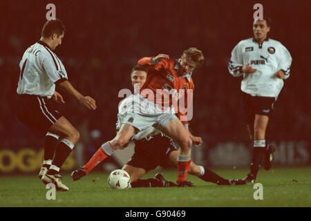 Fußball - FA Carling Premiership - Derby County / Blackburn Rovers. Damien Duff von Blackburn Rovers (Mitte, vorne) wird von Igor Stimac (links) und Jacob Laursen (Mitte, hinten) von Derby County unter Druck gesetzt Stockfoto