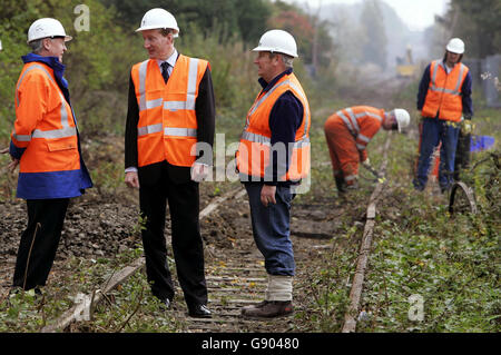 Verkehrsminister Tavish Scott M.S.P (Mitte) mit Bauleiter Andy Nisbet von First Engineering (rechts) und Fred Saunders, Direktor von First Engineering, sprechen über die Anhebung der ursprünglichen Stirling-Alloa-Kincardine-Bahnlinie. Damit übernimmt der schottische Minister am Montag, den 17. Oktober 2005, die Kontrolle über das schottische Schienennetz in Alloa. DRÜCKEN SIE VERBANDSFOTO. Das Foto sollte lauten: Andrew Milligan/PA. Stockfoto