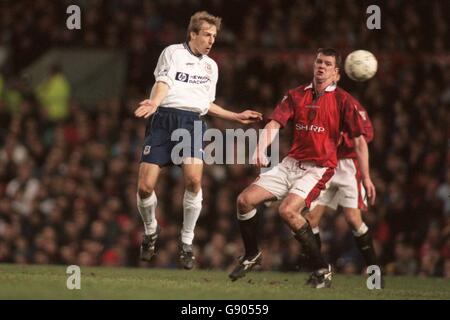 Fußball - FA Carling Premiership - Manchester United / Tottenham Hotspur. Jurgen Klinsmann von Tottenham Hotspur (links) führt den Ball trotz der Aufmerksamkeit von Gary Pallister von Manchester United (rechts) Stockfoto