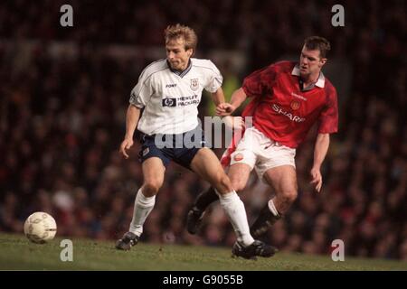 Jurgen Klinsmann von Tottenham Hotspur (links) schützt den Ball vor Gary Pallister von Manchester United (rechts) Stockfoto