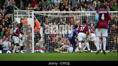 Fußball - FA Barclays Premiership - West Ham United / Middlesbrough - Upton Park. Teddy Sheringham von West Ham United punktet Stockfoto