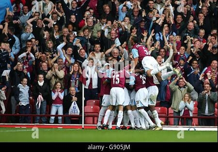 Teddy Sheringham von West Ham United wird von seinem Team gratuliert Verknüpfungen Stockfoto