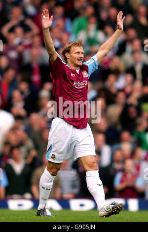 Teddy Sheringham von West Ham United feiert sein Ziel Stockfoto