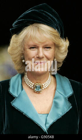 Die britische Herzogin von Cornwall, die Frau des britischen Prinzen von Wales, verlässt das Land, nachdem sie am Sonntag, den 23. Oktober 2005, am Trafalgar 200-Gedenkgottesdienst in der St. Paul's Cathedral in London teilgenommen hat. Die Schlacht von Trafalgar fand am 21. Oktober 1805 statt, als der britische Admiral Lord Nelson vor der spanischen Küste zwischen Cadiz und Cape Trafalgar eine kombinierte französische und spanische Flotte unter Admiral Villeneuve besiegte. DRÜCKEN Sie VERBANDSFOTO. Bildnachweis sollte lauten: Matt Dunham/WPA/PA Stockfoto