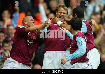 Teddy Sheringham (C) von West Ham United feiert das Eröffnungstreffer gegen Middlesbrough mit Paul Konchesky während des Barclays Premiership-Spiels im Upton Park, London, am Sonntag, 23. Oktober 2005. DRÜCKEN SIE VERBANDSFOTO. Das Foto sollte lauten: Nick Potts/PA. Stockfoto