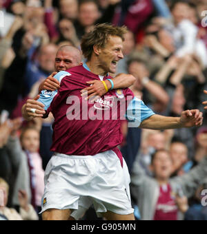 Teddy Sheringham von West Ham United feiert den Torlauf gegen Middlesbrough mit Paul Konchesky während des Barclays Premiership-Spiels im Upton Park, London, Sonntag, 23. Oktober 2005. DRÜCKEN Sie VERBANDSFOTO. Bildnachweis sollte lauten: Nick Potts/PA. Stockfoto