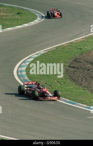 Formel-1-Autorennen - Testing - Circuit de Catalanya - Barcelona. Heinz-Harald Frentzen (unten) führt seinen Williams-Teamkollegen und Weltmeister Jacques Villeneuve (oben) während des Tests an Stockfoto