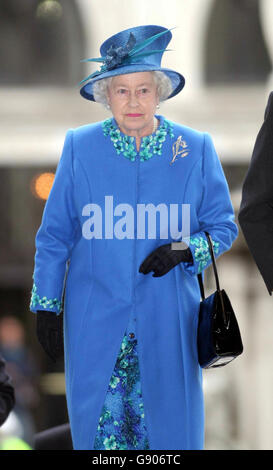 Die britische Königin Elizabeth II. Nimmt an einem besonderen Dankesgottesdienst und an der Wiederweihung Teil, um den 60. Jahrestag der Organisation der Vereinten Nationen am Montag, den 24. Oktober 2005, in der St. Pauls Cathedral in London zu feiern. Siehe PA Story ROYAL UN. DRÜCKEN Sie VERBANDSFOTO. Fotokredit sollte lauten: PA/Ian Jones/The Daily Telegraph/NPA Rota Stockfoto