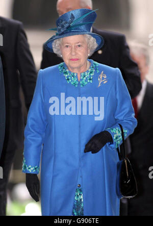 Die britische Königin Elizabeth II. Nimmt an einem besonderen Dankesgottesdienst und an der Wiederweihung Teil, um den 60. Jahrestag der Organisation der Vereinten Nationen am Montag, den 24. Oktober 2005, in der St. Pauls Cathedral in London zu feiern. Siehe PA Story ROYAL UN. DRÜCKEN Sie VERBANDSFOTO. Fotokredit sollte lauten: PA/Ian Jones/The Daily Telegraph/NPA Rota Stockfoto