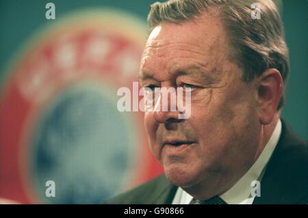 International Soccer - EM 2000 Qualifying Unentschieden (Probe). Lennart Johansen, UEFA-Präsident Stockfoto